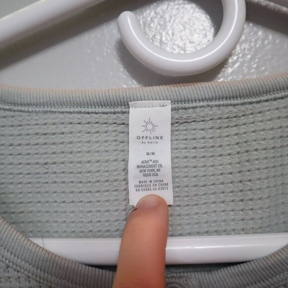 Aerie OFFLINE Main Squeeze Seamless Waffle Cropped Henley Long Sleeve - Picture 4 of 6